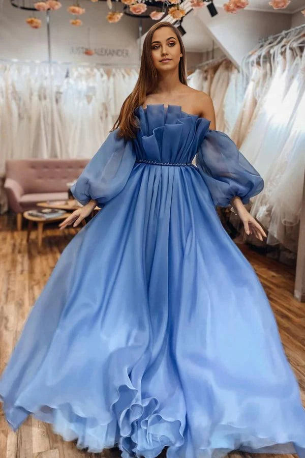 Vestido de fiesta azul con escote redondo, hombros descubiertos y mangas largas